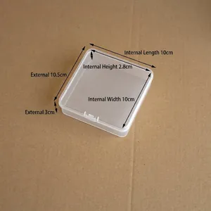 Detalle de una caja de almacenamiento de plástico cuadrada de 10 cm con medidas