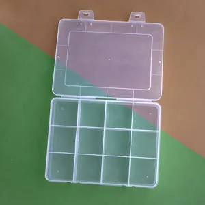 Draufsicht auf eine offene transparente Kunststoffbox mit 12 Fächern für Kleinteile