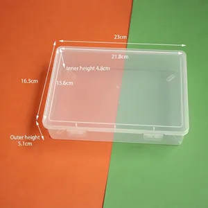 Detaillierte Maße einer klaren rechteckigen Kunststoff-Aufbewahrungsbox mit Deckel