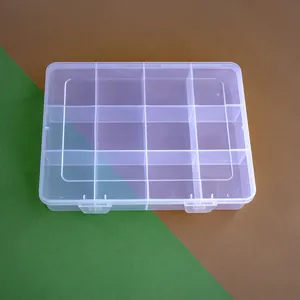 Detailansicht einer transparenten Kunststoff-Box mit 12 Fächern für diverse Kleinteile