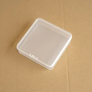 Detalle macro de una caja organizadora cuadrada de 10 cm en plástico PP translúcido para joyas.