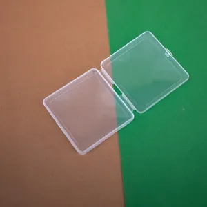 Détail montrant la structure ouverte d'une boîte carrée en plastique PP transparent