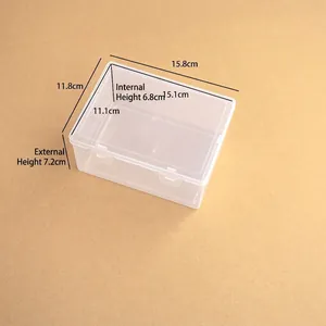 Vista detallada de una caja rectangular de plástico transparente con dimensiones