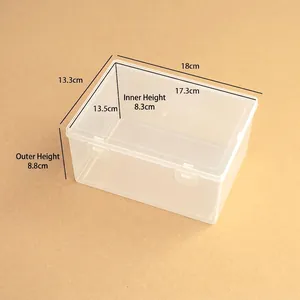 Gran caja de almacenamiento rectangular de plástico transparente con dimensiones detalladas.