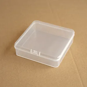 Detalle de una caja de almacenamiento cuadrada de plástico transparente de 10 cm con cierre