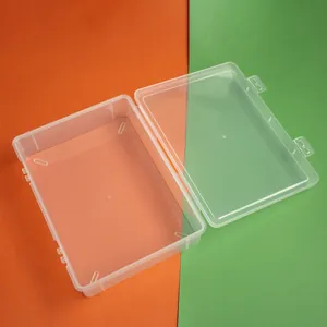 Detail der Mini-Aufbewahrungsbox aus transparentem Kunststoff mit Klappdeckel