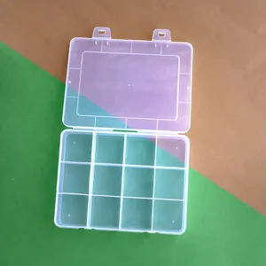 Detailansicht einer offenen transparenten Kunststoff-Aufbewahrungsbox mit 12 Fächern