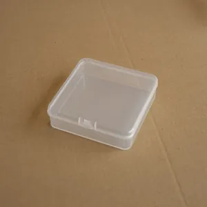 Primer plano de una caja cuadrada de 10 cm de plástico PP translúcido para joyas