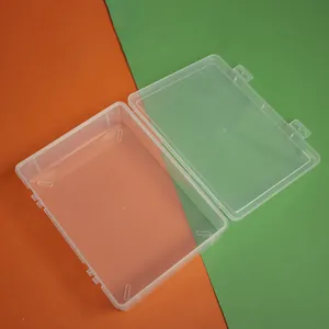 Detailansicht einer offenen transparenten rechteckigen Aufbewahrungsbox aus Kunststoff mit Deckel