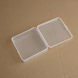 Vista de detalle de una caja cuadrada abierta de 10 cm en plástico PP transparente