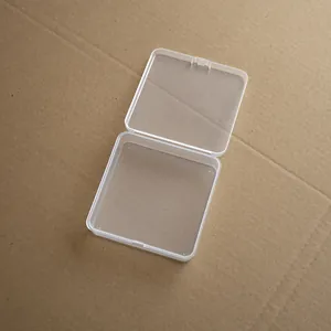 Vista detallada de una caja de almacenamiento cuadrada de plástico PP transparente con tapa