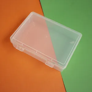 Transparente rechteckige Mini-Aufbewahrungsbox aus Kunststoff mit Deckel auf farbigem Grund