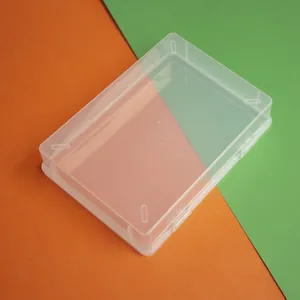 Detailansicht einer transparenten rechteckigen Mini-Aufbewahrungsbox aus Kunststoff mit Deckel