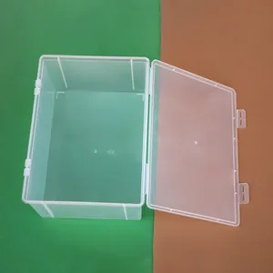 Vista detallada de una caja de almacenamiento de plástico transparente rectangular grande