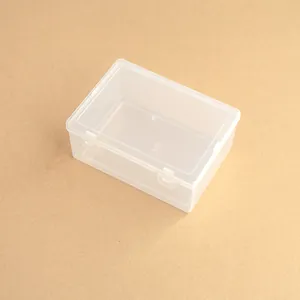 Primer plano de una caja de almacenamiento de plástico rectangular transparente