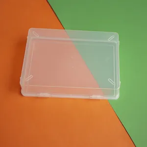 Detailansicht einer rechteckigen transparenten Kunststoffbox mit Klappdeckel