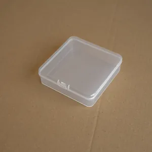 Vista detallada de una caja de almacenamiento cuadrada de 10 cm de plástico transparente