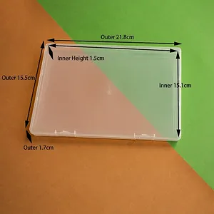 Vue détaillée des dimensions de la boîte de rangement en PP transparent.