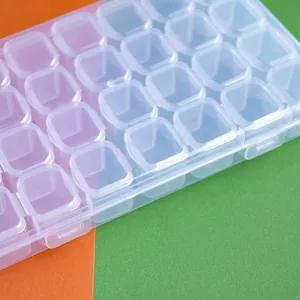 Primer plano de caja de almacenamiento transparente de 28 rejillas para arte de uñas.