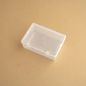 Vista detallada de una caja de almacenamiento rectangular de plástico transparente con tapa.