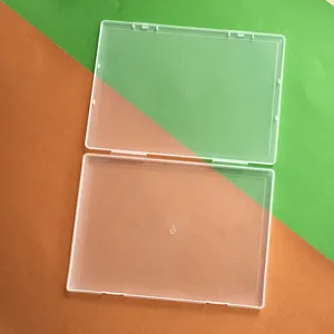 Détail d'une boîte plate de 1,8 cm en plastique PP transparent pour bijoux et pièces.