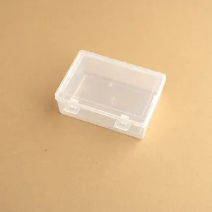Detalle de primer plano de una caja rectangular de plástico transparente con cierres de tapa.