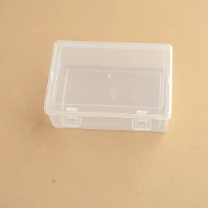Vista detallada de una caja de plástico transparente rectangular con cierres a presión.
