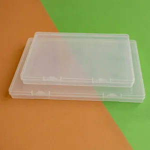 Vue détaillée de boîtes de rangement rectangulaires en plastique PP transparent empilées avec loquets
