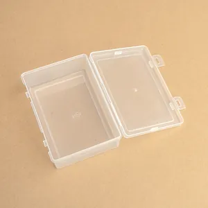 Detalle macro de una caja de almacenamiento de plástico transparente con cierres dobles