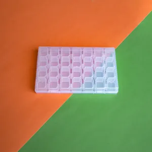 Organizador de plástico transparente de 28 compartimentos para cuentas y manicura.