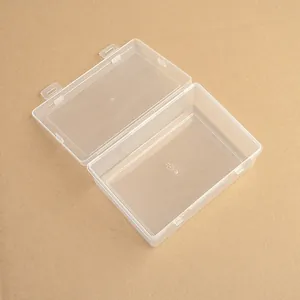 Vista detallada de una caja de almacenamiento rectangular de plástico transparente