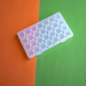 Caja de almacenamiento de plástico transparente de 28 rejillas para pintura de diamantes