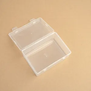 Vista detallada de una gran caja de almacenamiento de plástico transparente para joyas