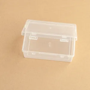 Primer plano de una caja de almacenamiento rectangular de plástico transparente