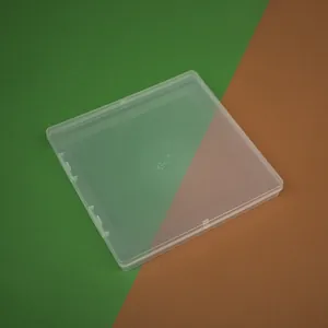 Gros plan d'une boîte carrée en plastique PP transparent de 1,8 cm pour bijoux