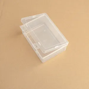 Vista detallada de una caja de almacenamiento rectangular de plástico transparente