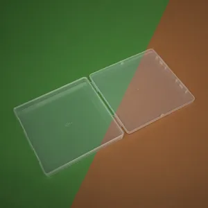 Détail d'une boîte carrée en plastique PP transparent avec un profil plat de 1,8 cm de hauteur.