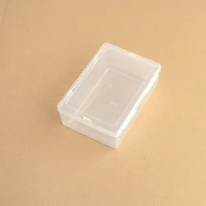 Caja de almacenamiento grande rectangular de plástico transparente para objetos.