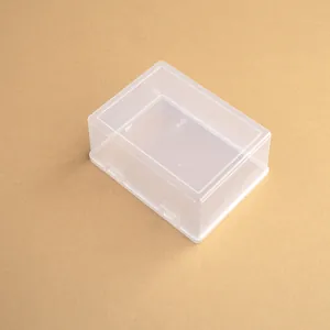 Vista detallada de la caja de almacenamiento de plástico transparente rectangular