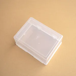 Detalle de una caja de almacenamiento rectangular de plástico PP con tapa segura
