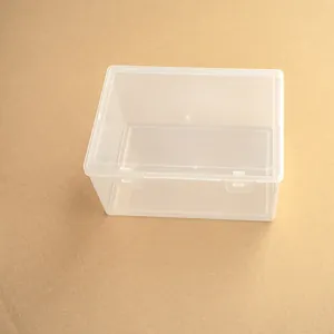 Primer plano de una caja de almacenamiento rectangular de plástico transparente con tapa.