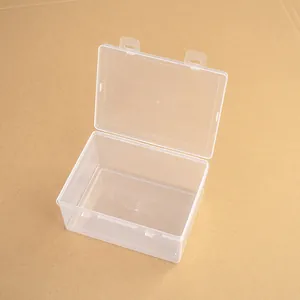 Primer plano de una caja de almacenamiento rectangular grande de plástico transparente.