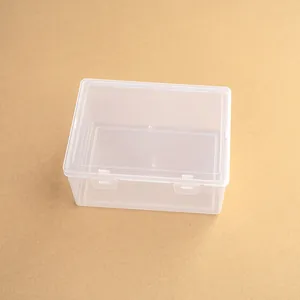 Primer plano de una gran caja de almacenamiento de plástico transparente con cierres