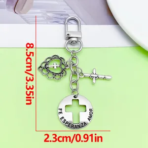 Silberner Schlüsselanhänger aus Legierung mit Kreuz, Herz und Maßangaben, 8,5 cm Gesamtlänge.