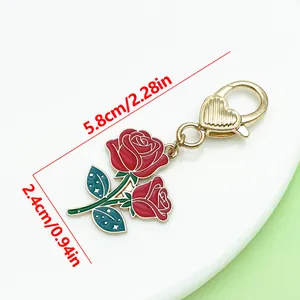 Eleganter Emaille-Rosen-Schlüsselanhänger mit roten Blüten und Goldverschluss, 5,8 cm