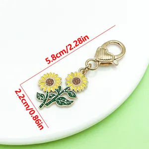 Sonnenblumen-Emaille-Schlüsselanhänger mit goldenem Herz-Karabinerverschluss, 5,8 cm