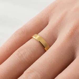 Dettaglio ravvicinato di un anello in acciaio al tungsteno placcato oro da 4 mm.