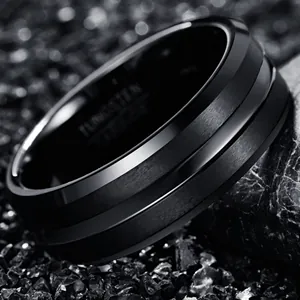 Dettaglio macro di anello in carburo di tungsteno nero da 8 mm con finitura opaca e scanalatura.