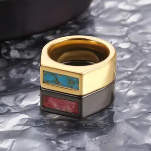 Primer plano de anillos de acero de tungsteno en oro y negro con incrustaciones.