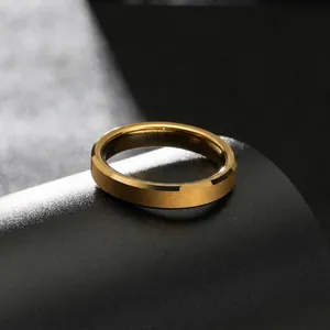 Scatto macro dettagliato di un anello in tungsteno placcato oro 4 mm con finitura spazzolata